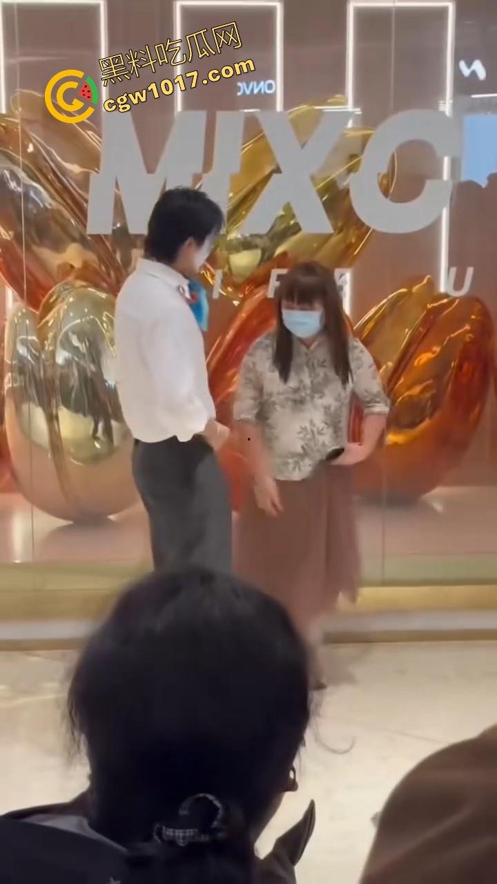 万圣节cos红姐被警察带走,我原称之为今年最佳COS,现场还跟路人玩起来跪地口交的动作,真的好像本人!