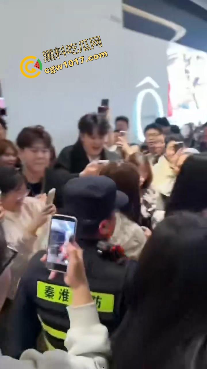 万圣节cos红姐被警察带走,我原称之为今年最佳COS,现场还跟路人玩起来跪地口交的动作,真的好像本人!