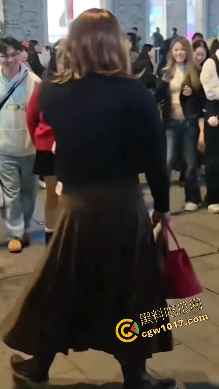 万圣节cos红姐被警察带走,我原称之为今年最佳COS,现场还跟路人玩起来跪地口交的动作,真的好像本人!