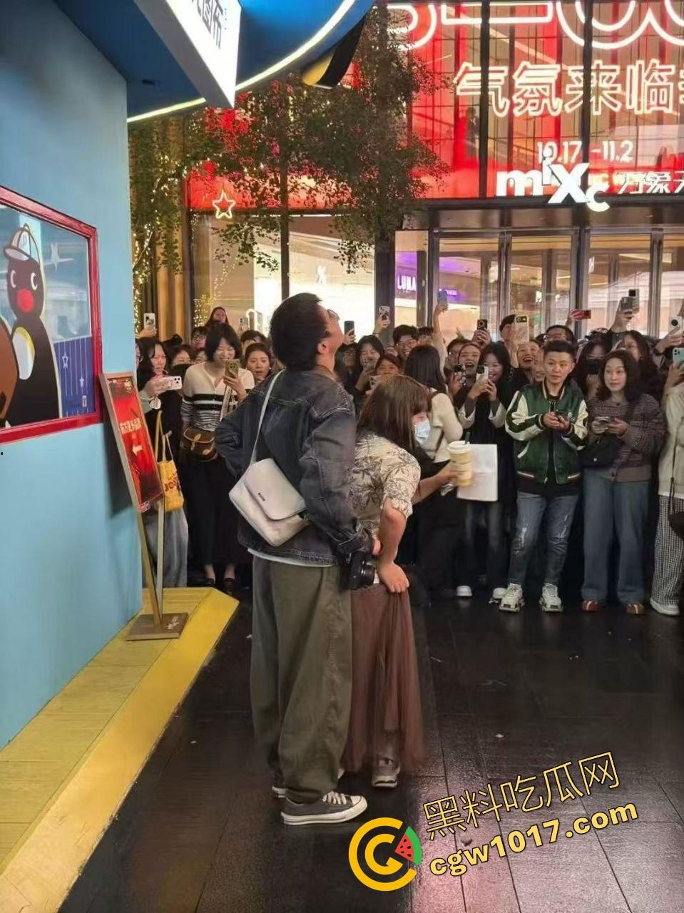 万圣节cos红姐被警察带走,我原称之为今年最佳COS,现场还跟路人玩起来跪地口交的动作,真的好像本人!