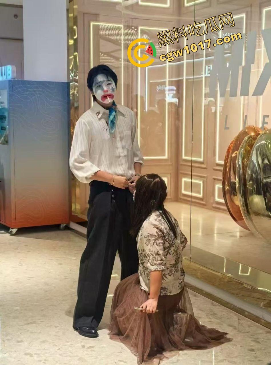 万圣节cos红姐被警察带走,我原称之为今年最佳COS,现场还跟路人玩起来跪地口交的动作,真的好像本人!