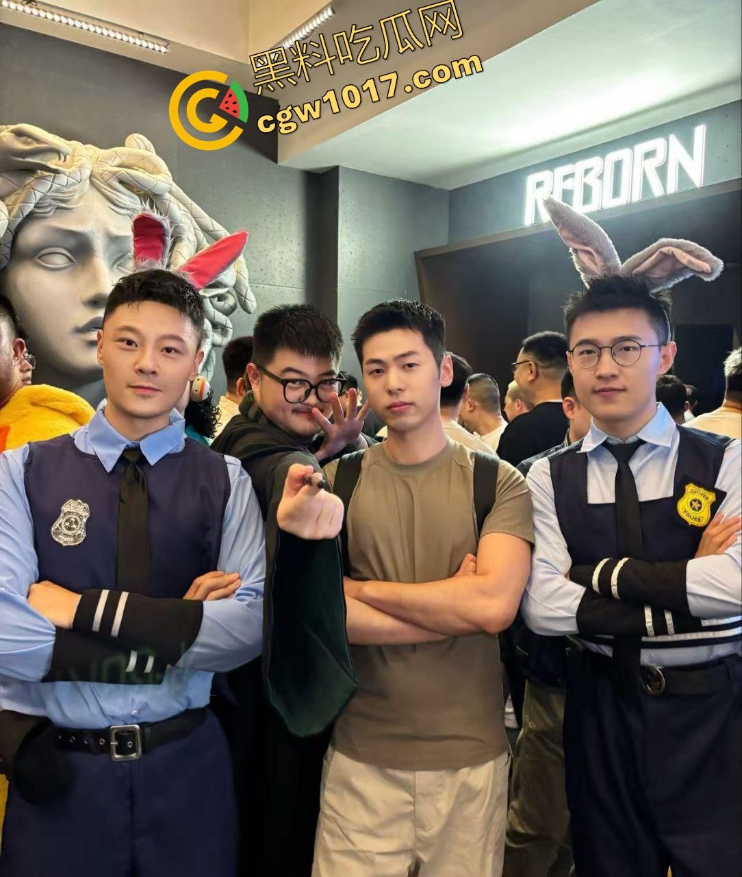 万圣节cos红姐被警察带走,我原称之为今年最佳COS,现场还跟路人玩起来跪地口交的动作,真的好像本人!