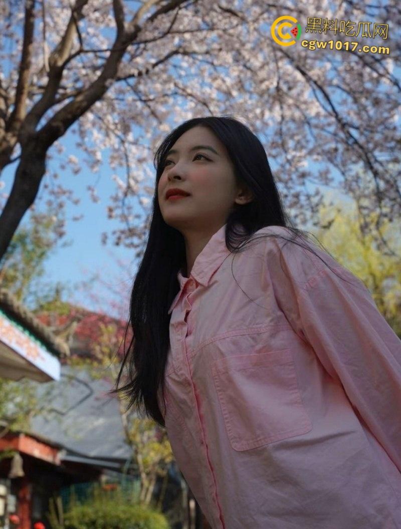 广西南宁反差婊【吴洛丹】,和男友鸳鸯浴自拍流出,饥渴小母狗跪地深喉口交,一线天超粉小穴被操到白浆流出 !