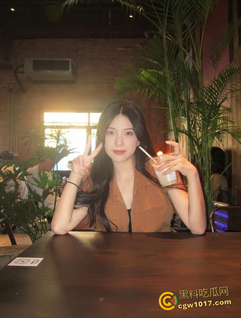 广西南宁反差婊【吴洛丹】,和男友鸳鸯浴自拍流出,饥渴小母狗跪地深喉口交,一线天超粉小穴被操到白浆流出 !