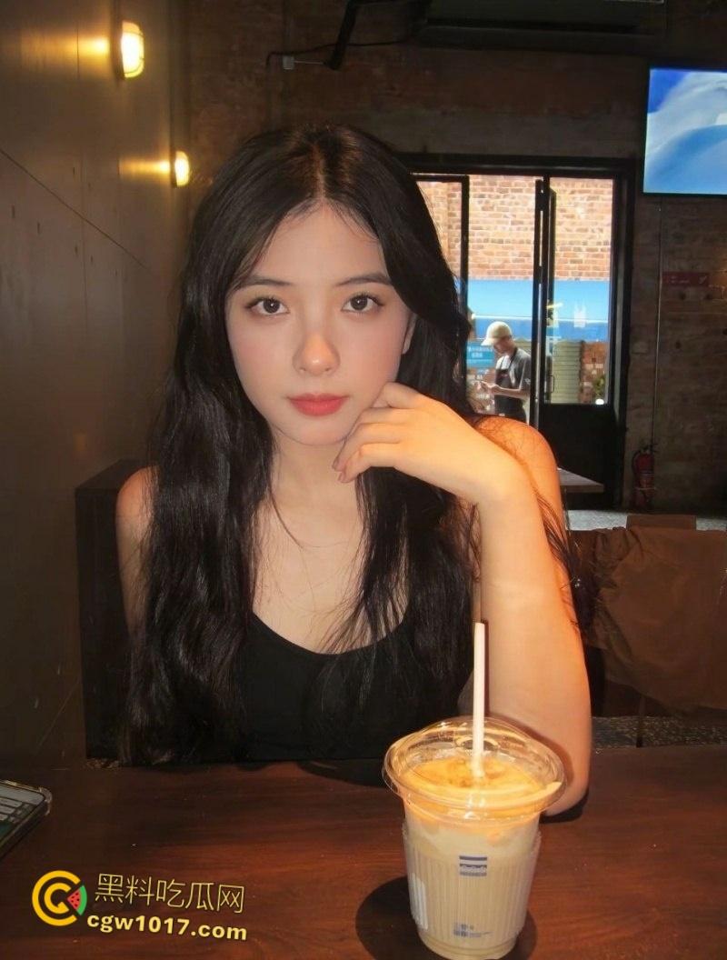 广西南宁反差婊【吴洛丹】,和男友鸳鸯浴自拍流出,饥渴小母狗跪地深喉口交,一线天超粉小穴被操到白浆流出 !