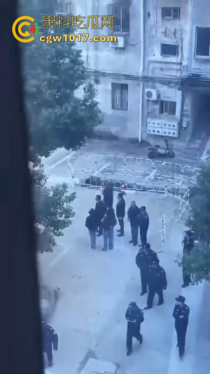 江苏丹阳一小区楼体发生沉降开裂,事故原因正在调查,还好没造成人员伤亡,所有居民已安全撤离!