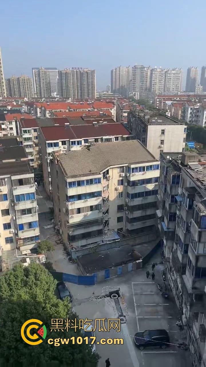 江苏丹阳一小区楼体发生沉降开裂,事故原因正在调查,还好没造成人员伤亡,所有居民已安全撤离!