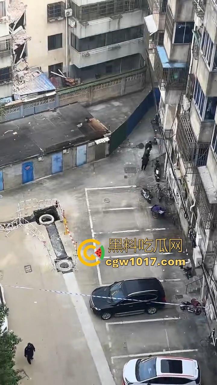 江苏丹阳一小区楼体发生沉降开裂,事故原因正在调查,还好没造成人员伤亡,所有居民已安全撤离!