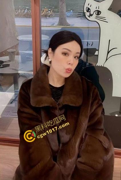 性感美嫂台球厅玩露出!球杆猛插淫穴浪叫声贯彻云霄!极品美乳翘臀被肆意蹂躏,淫荡浪叫响遍包间!