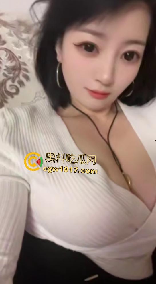 快手【小晴天】掰穴自慰，透明肉丝脱下猛插嫩逼，长美甲抠B不嫌痛，差点抠破阴道，这E罩奶够金主喝一年了！