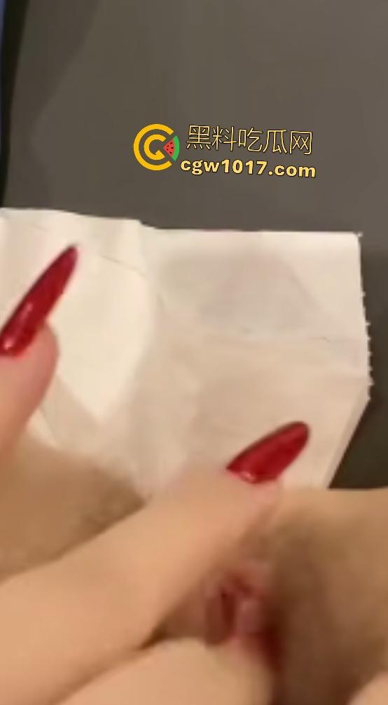 快手【小晴天】掰穴自慰，透明肉丝脱下猛插嫩逼，长美甲抠B不嫌痛，差点抠破阴道，这E罩奶够金主喝一年了！