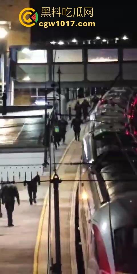 英国一火车发生持刀行凶事件！有多人被送往医院治疗，已有两人被警方逮捕，现场围满了警察像拍电影一样！