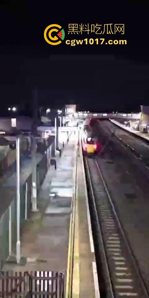 英国一火车发生持刀行凶事件！有多人被送往医院治疗，已有两人被警方逮捕，现场围满了警察像拍电影一样！