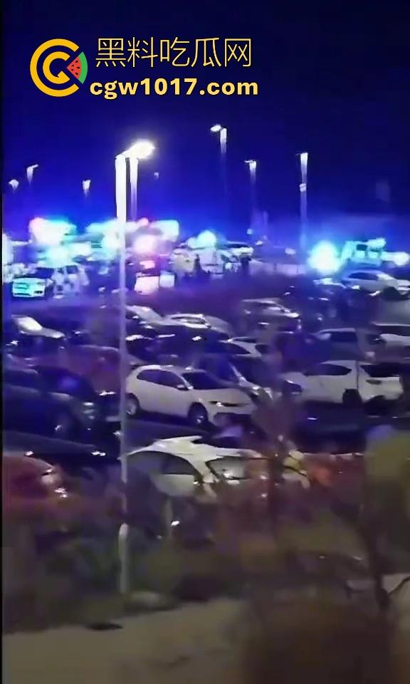 英国一火车发生持刀行凶事件！有多人被送往医院治疗，已有两人被警方逮捕，现场围满了警察像拍电影一样！