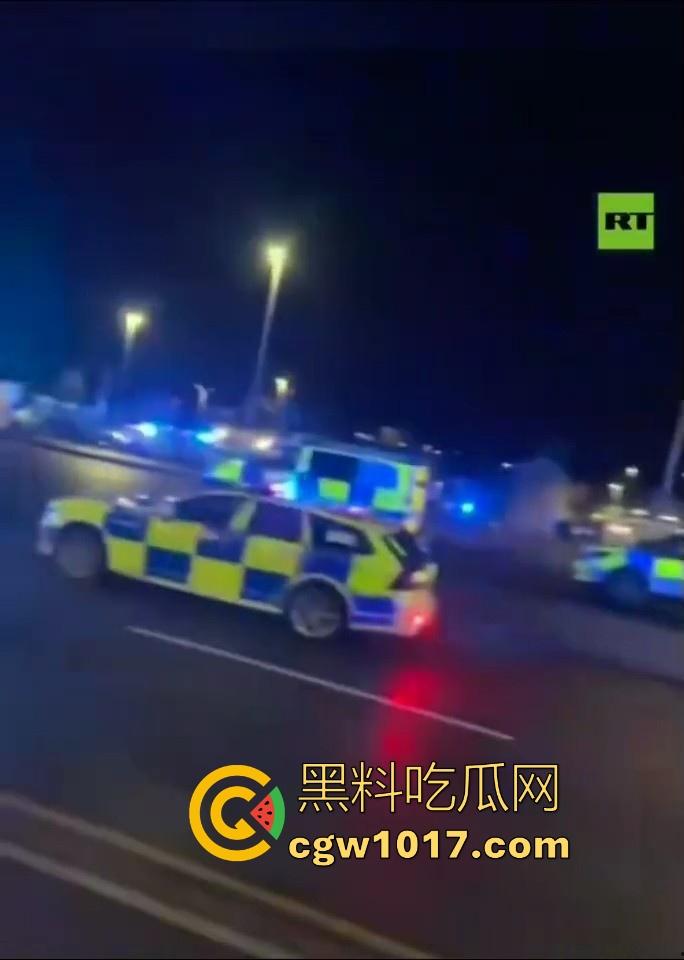 英国一火车发生持刀行凶事件！有多人被送往医院治疗，已有两人被警方逮捕，现场围满了警察像拍电影一样！