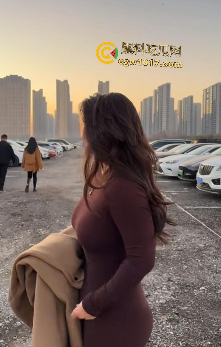 广东少妇被老公抓包出轨,小三提前逃窜,桌上避孕套铁证,衣服半裸紫衣透着韵味,这样的少妇我也喜欢!