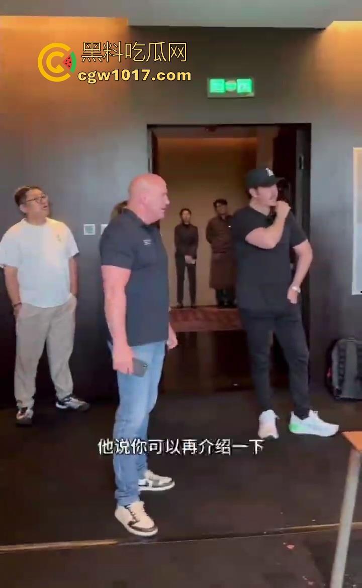 通背拳传人赵鸿刚参加UFC扇耳光大赛被对手KO!曾以为在耳光大赛上无敌的武功,没想到是这种下场,真是花拳秀腿!