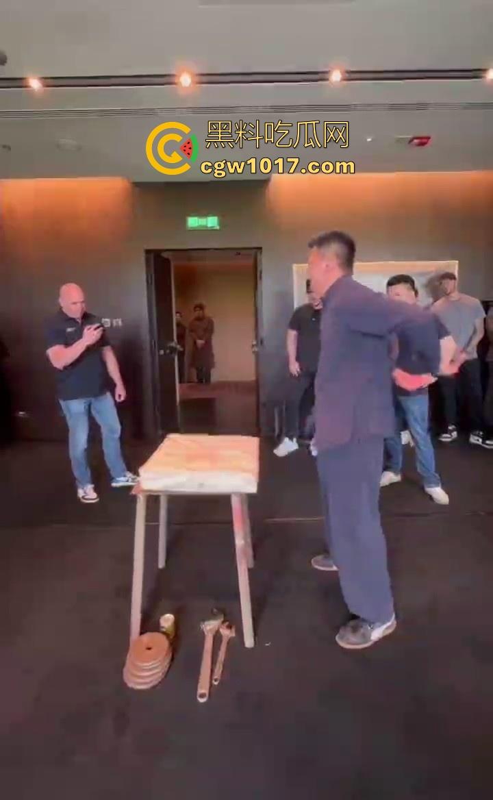 通背拳传人赵鸿刚参加UFC扇耳光大赛被对手KO!曾以为在耳光大赛上无敌的武功,没想到是这种下场,真是花拳秀腿!