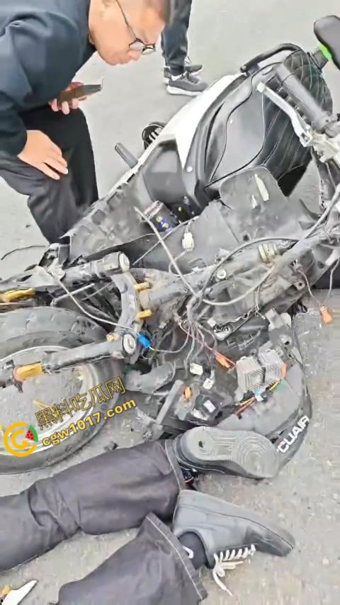 广西南宁车祸现场:鬼火少年私自改装9号电动车,速度太快操作不当直撞大货车,血溅当场!