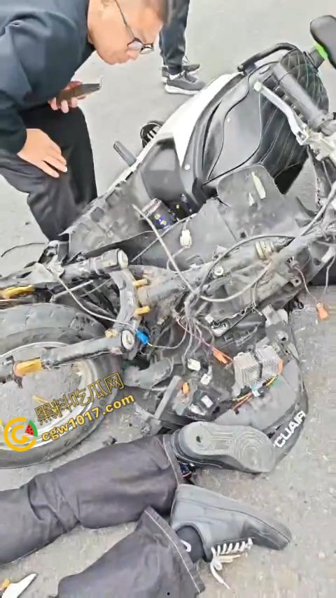 广西南宁车祸现场:鬼火少年私自改装9号电动车,速度太快操作不当直撞大货车,血溅当场!