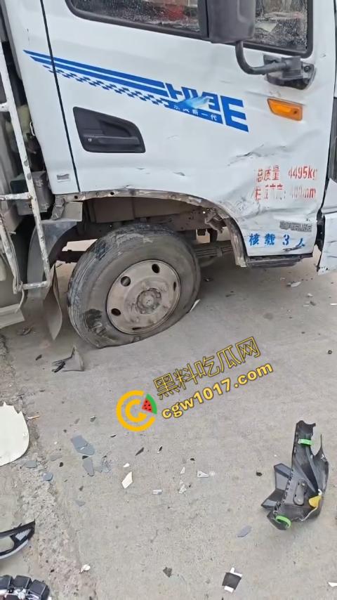广西南宁车祸现场：鬼火少年私自改装9号电动车，速度太快操作不当直撞大货车，血溅当场！