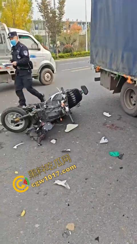 广西南宁车祸现场：鬼火少年私自改装9号电动车，速度太快操作不当直撞大货车，血溅当场！