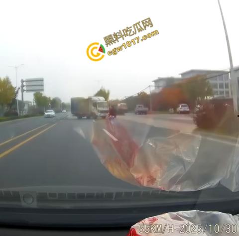 广西南宁车祸现场：鬼火少年私自改装9号电动车，速度太快操作不当直撞大货车，血溅当场！