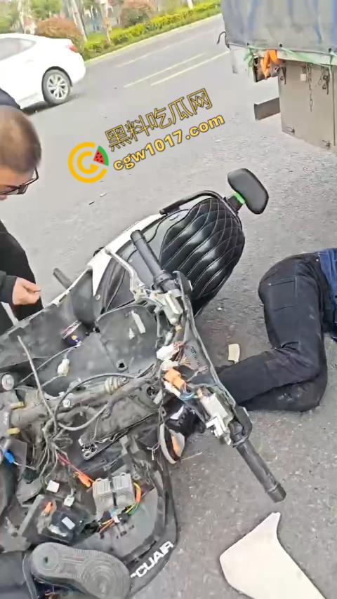 广西南宁车祸现场：鬼火少年私自改装9号电动车，速度太快操作不当直撞大货车，血溅当场！