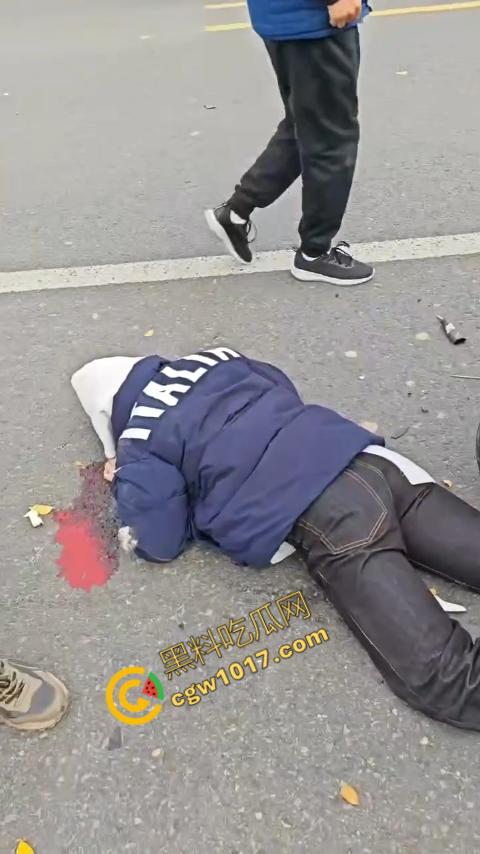 广西南宁车祸现场：鬼火少年私自改装9号电动车，速度太快操作不当直撞大货车，血溅当场！