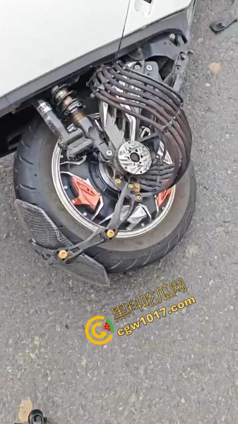 广西南宁车祸现场：鬼火少年私自改装9号电动车，速度太快操作不当直撞大货车，血溅当场！