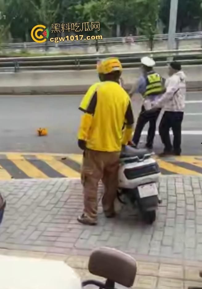 贵阳医院门口外卖小哥抢单血战，互殴拳脚头盔砸成稀碎，交警一人拦不住还得叫援兵，本是同根生相煎何太急呢！
