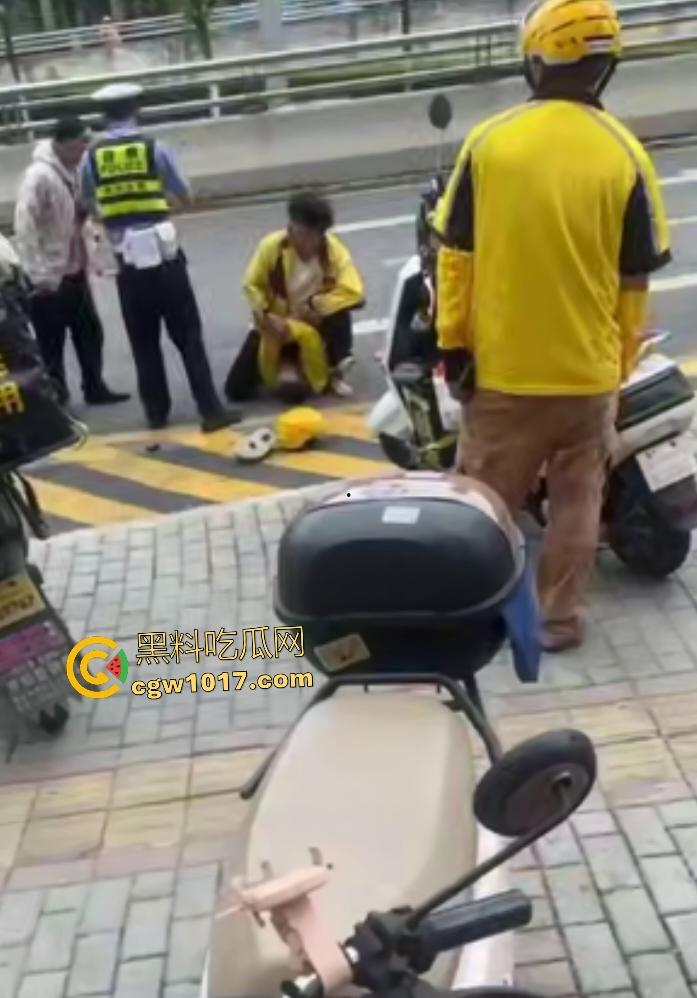 贵阳医院门口外卖小哥抢单血战，互殴拳脚头盔砸成稀碎，交警一人拦不住还得叫援兵，本是同根生相煎何太急呢！