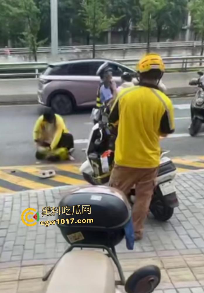 贵阳医院门口外卖小哥抢单血战，互殴拳脚头盔砸成稀碎，交警一人拦不住还得叫援兵，本是同根生相煎何太急呢！
