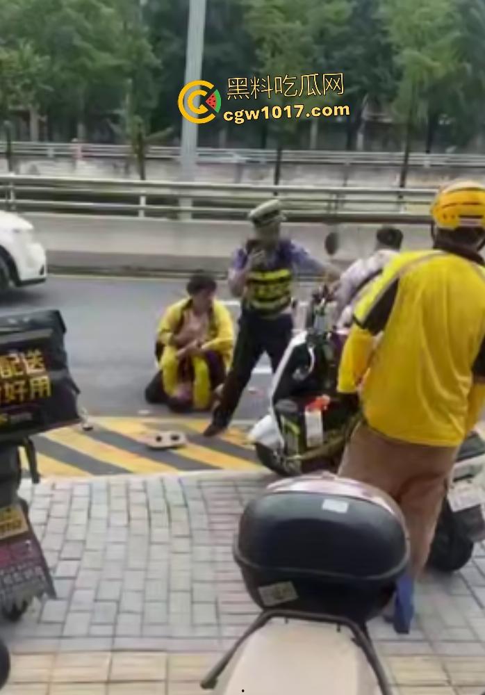 贵阳医院门口外卖小哥抢单血战，互殴拳脚头盔砸成稀碎，交警一人拦不住还得叫援兵，本是同根生相煎何太急呢！
