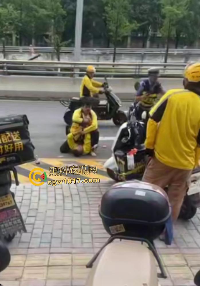 贵阳医院门口外卖小哥抢单血战，互殴拳脚头盔砸成稀碎，交警一人拦不住还得叫援兵，本是同根生相煎何太急呢！
