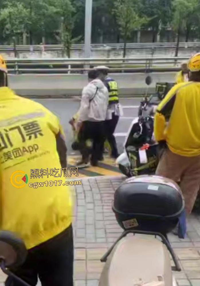贵阳医院门口外卖小哥抢单血战，互殴拳脚头盔砸成稀碎，交警一人拦不住还得叫援兵，本是同根生相煎何太急呢！