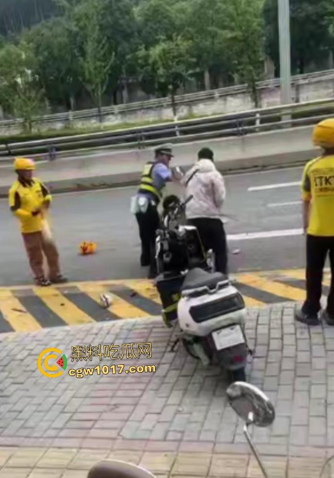 贵阳医院门口外卖小哥抢单血战，互殴拳脚头盔砸成稀碎，交警一人拦不住还得叫援兵，本是同根生相煎何太急呢！