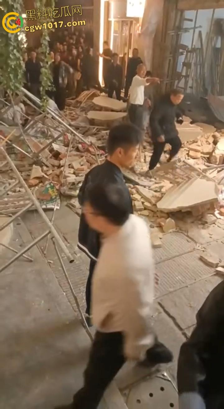 长沙潮宗街一家店面白天热火朝天装修,晚上却突然墙体崩塌,巨石压倒路过行人,路人纷纷挖土救人!