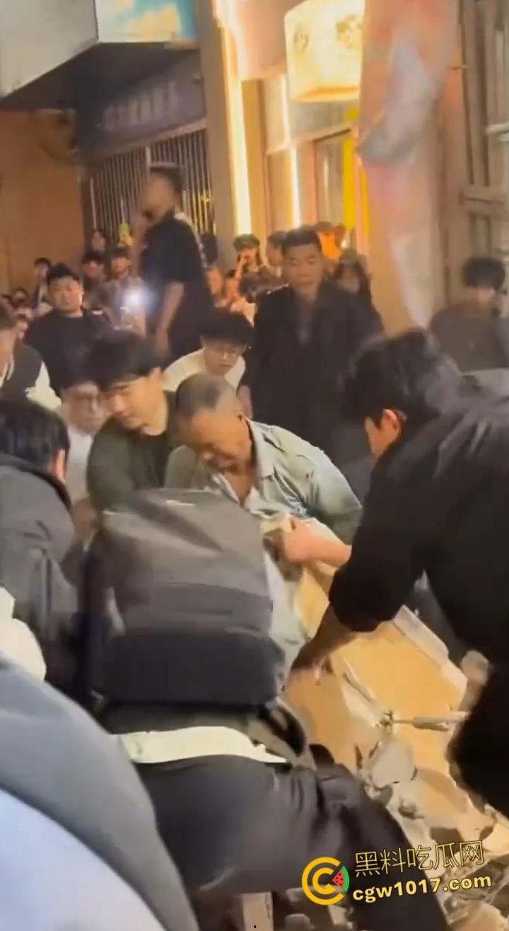 长沙潮宗街一家店面白天热火朝天装修,晚上却突然墙体崩塌,巨石压倒路过行人,路人纷纷挖土救人!