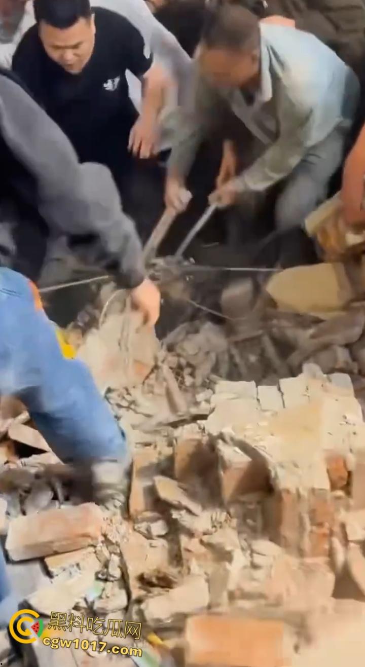 长沙潮宗街一家店面白天热火朝天装修,晚上却突然墙体崩塌,巨石压倒路过行人,路人纷纷挖土救人!
