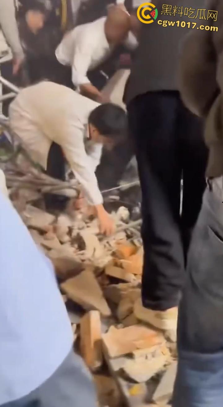 长沙潮宗街一家店面白天热火朝天装修,晚上却突然墙体崩塌,巨石压倒路过行人,路人纷纷挖土救人!