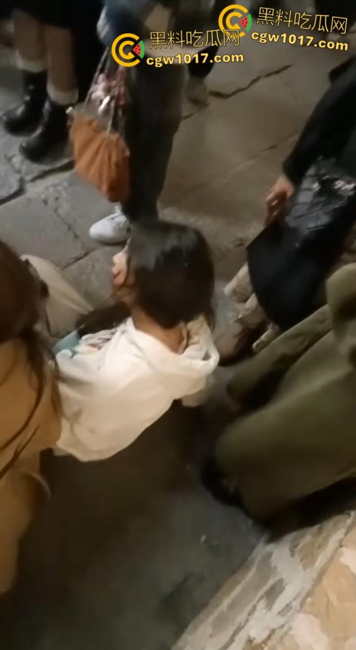 长沙潮宗街一家店面白天热火朝天装修,晚上却突然墙体崩塌,巨石压倒路过行人,路人纷纷挖土救人!