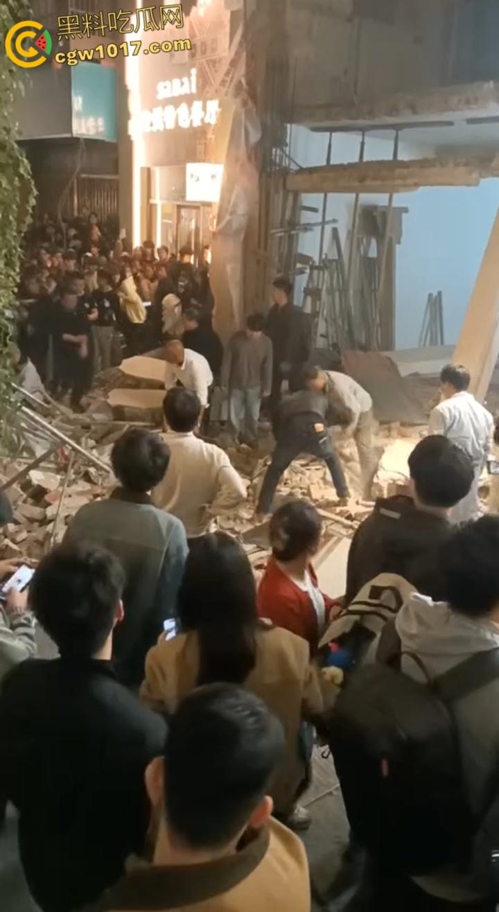 长沙潮宗街一家店面白天热火朝天装修,晚上却突然墙体崩塌,巨石压倒路过行人,路人纷纷挖土救人!