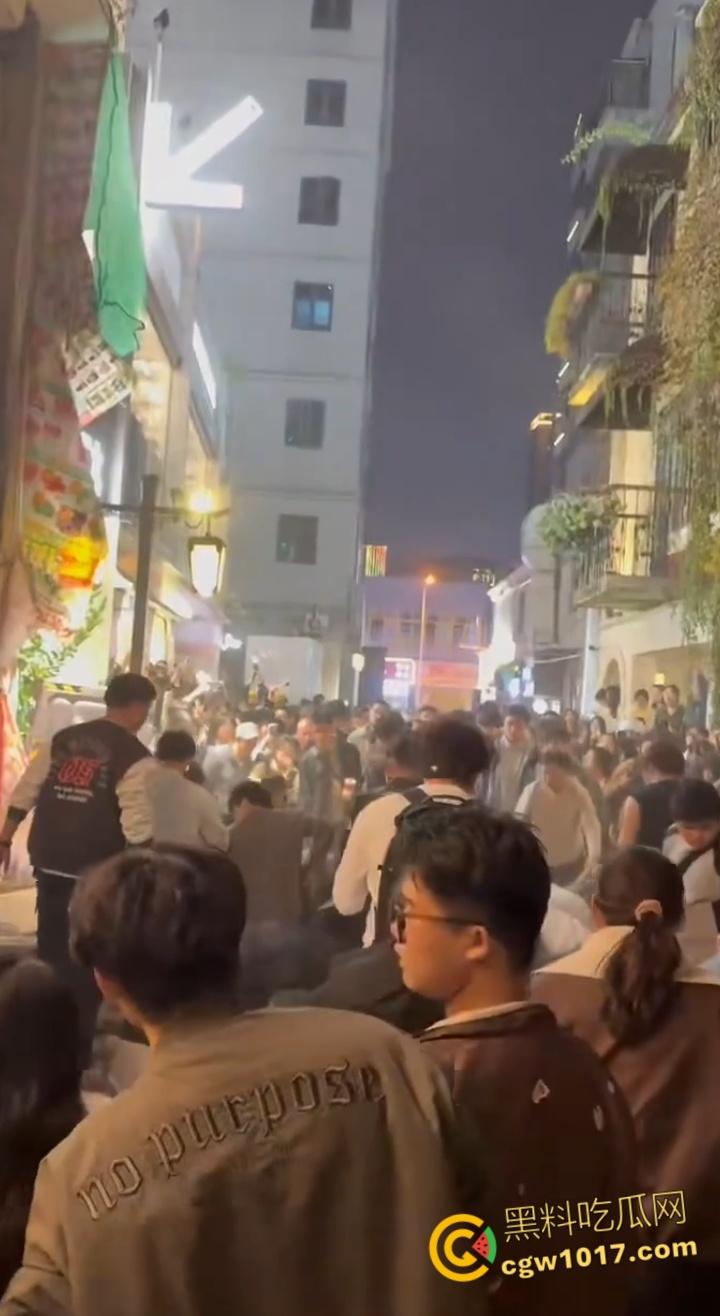 长沙潮宗街一家店面白天热火朝天装修,晚上却突然墙体崩塌,巨石压倒路过行人,路人纷纷挖土救人!