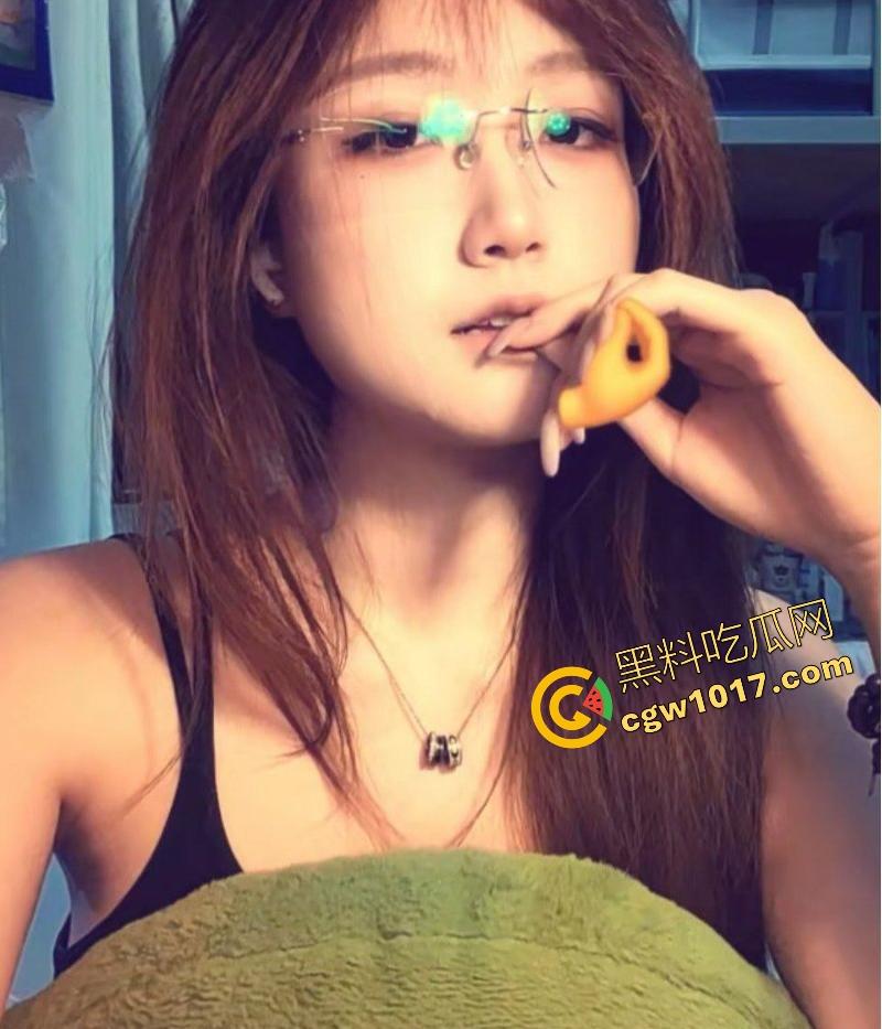 浙江大学极品高颜值学妹【刘颖】清纯可爱,醉酒后眼神迷离被同学带到酒店脱光衣服狂干,粉嫩骚逼被捅得汁水四溅!