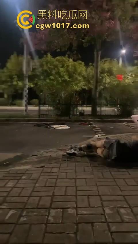 清纯小仙酒后失态没憋住拉一车屎！你这酒也喝不过屎也憋不住是真的才，醒来后怕是要找个洞钻进去囖！