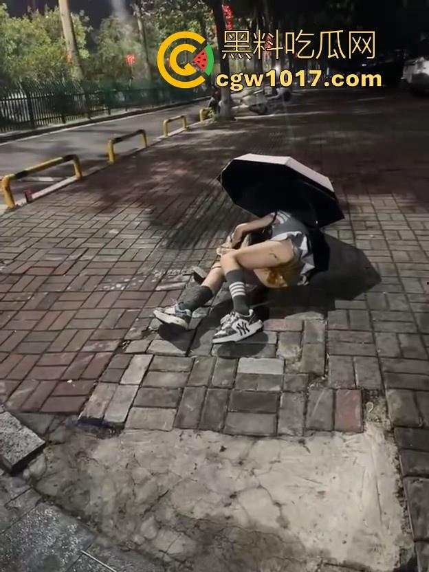 清纯小仙酒后失态没憋住拉一车屎！你这酒也喝不过屎也憋不住是真的才，醒来后怕是要找个洞钻进去囖！