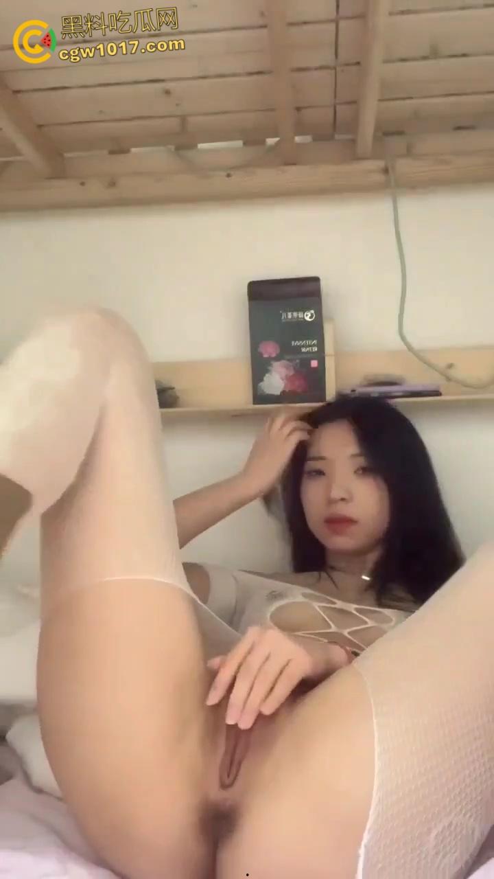 四川成都中医药大学【满雨涵】,天生母狗奴性十足,为取悦男友宿舍情趣白丝自慰,胴体白嫩娇喘诱人!