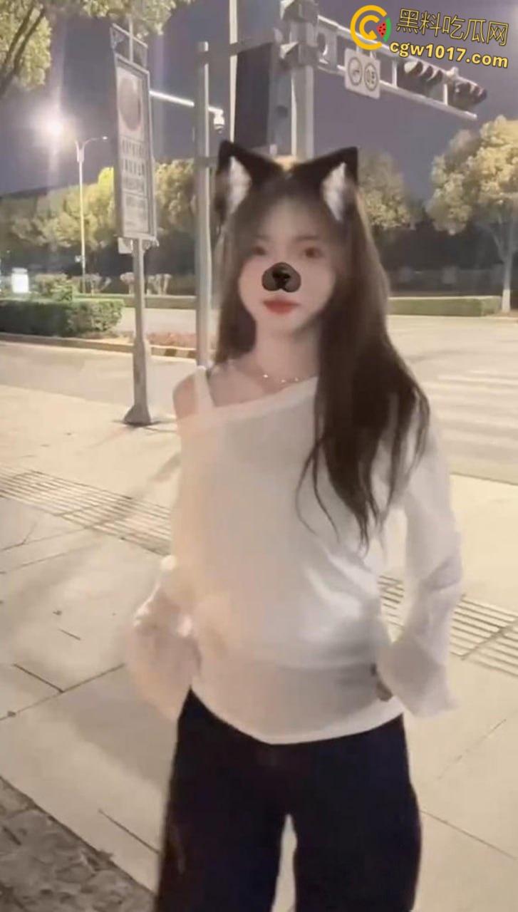 天津精神小妹【李美娜】被金主调教,表面看起来像个邻家小妹妹,私底下狗链牵引口交深喉,反差母狗骚气爆棚!