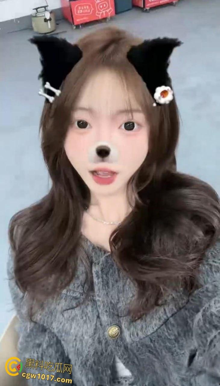 天津精神小妹【李美娜】被金主调教,表面看起来像个邻家小妹妹,私底下狗链牵引口交深喉,反差母狗骚气爆棚!